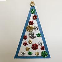 Weihnachtsbaum dekorieren mit Geschenksschleifen
